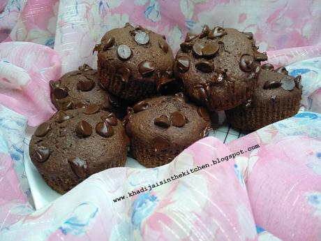 MUFFINS À LA FARINE DE BLÉ ET AU CHOCOLAT / CHOCOLATE WHEAT FLOUR MUFFINS / MAGDALENAS DE HARINA DE TRIGO Y CHOCOLATE / مافن بدقيق القمح الكامل و الشوكولاتة