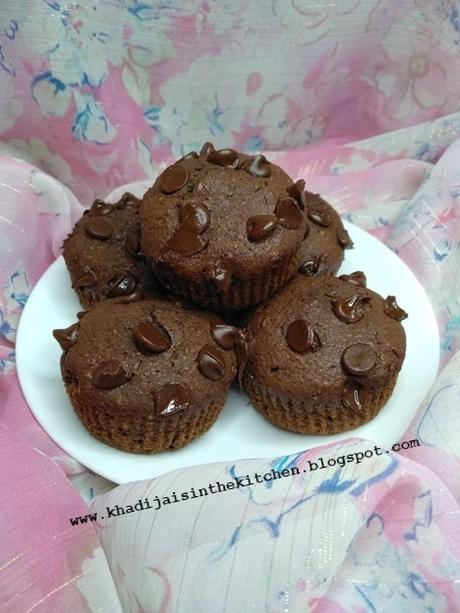 MUFFINS À LA FARINE DE BLÉ ET AU CHOCOLAT / CHOCOLATE WHEAT FLOUR MUFFINS / MAGDALENAS DE HARINA DE TRIGO Y CHOCOLATE / مافن بدقيق القمح الكامل و الشوكولاتة