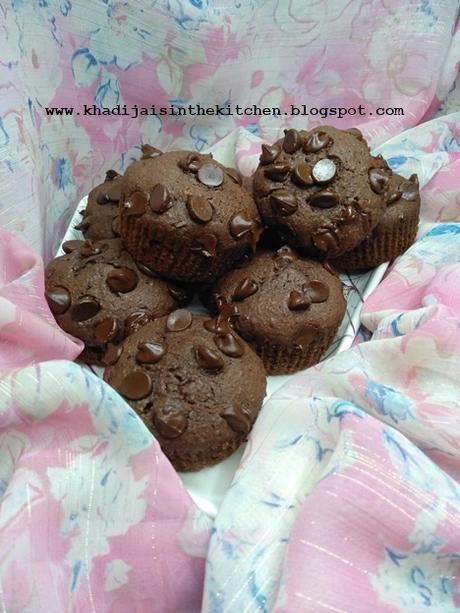 MUFFINS À LA FARINE DE BLÉ ET AU CHOCOLAT / CHOCOLATE WHEAT FLOUR MUFFINS / MAGDALENAS DE HARINA DE TRIGO Y CHOCOLATE / مافن بدقيق القمح الكامل و الشوكولاتة