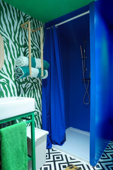 salle de bain bleu vert tropicale papier peint zebre