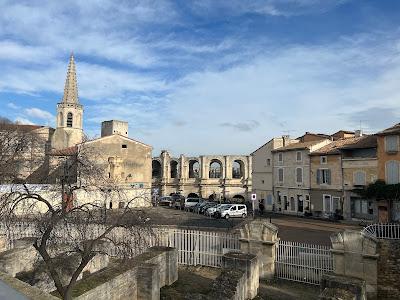 Théâtre antique d'Arles et soupir de début de semaine