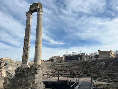 Théâtre antique d'Arles et soupir de début de semaine