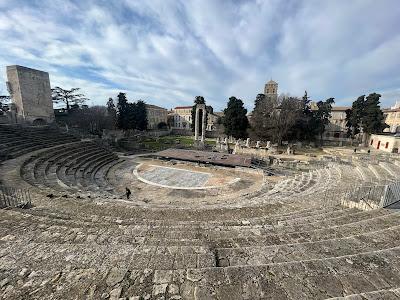 Théâtre antique d'Arles et soupir de début de semaine