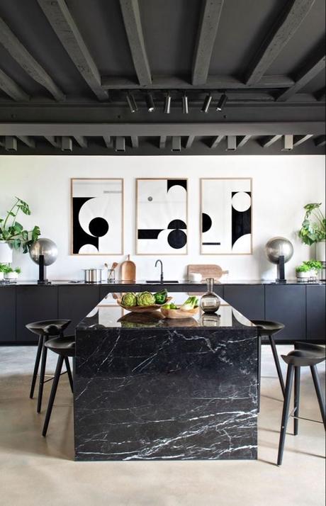 couleurs tendances 2021 noir salle à manger table marbre poutre bois apparent