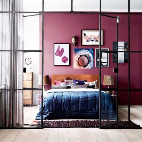 chambre lit double mur rouge prune plaid bleu porte vitrée métallique noire