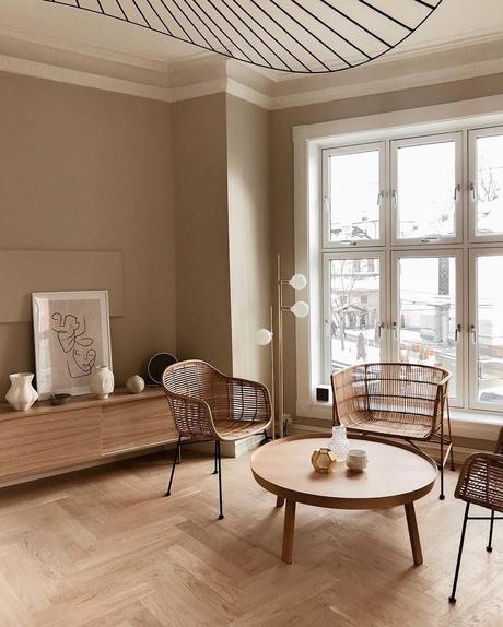 Couleurs tendances 2024 : ravivez votre déco séjour beige blanc meuble chaise table bois lampe laiton