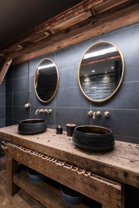 salle de bain industrielle béton gris bois brut laiton