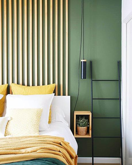 Couleurs tendances 2024 : ravivez votre déco couleurs tendances 2021 jaune kaki tête de lit bois suspension moderne noire
