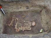 squelette humain vieux découvert site archéologique roumain