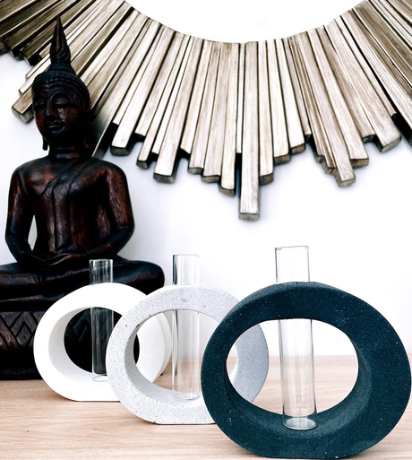 Où trouver un vase circulaire pour accueillir nos plus beaux bouquets ? vase béton rond blanc gris noir tube transparent deco scandinave nordique