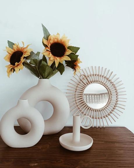 table bois vase rond céramique fleurs tournesol