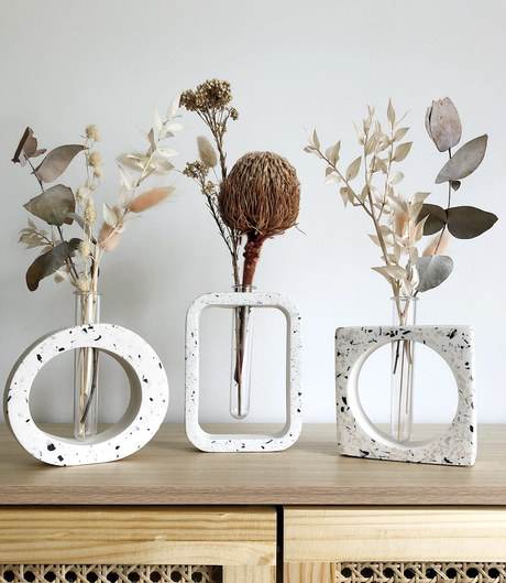 Où trouver un vase circulaire pour accueillir nos plus beaux bouquets ? commode bois clair vase rond carré rectangle blanc motif tacheté noir