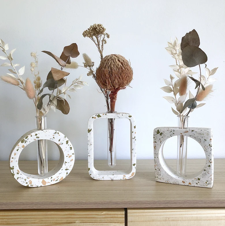 Où trouver un vase circulaire pour accueillir nos plus beaux bouquets ? pot fleurs design rond carré rectangle motifs terrazzo blanc bouquet fleurs séchées meuble bois