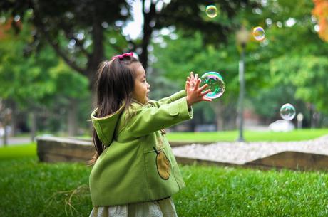 enfant-qui-joue-avec-bulles - Livre photo