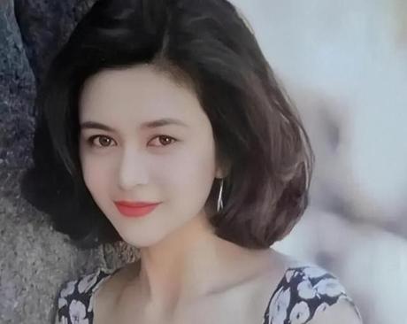 Une belle de Sing : Rosamund Kwan