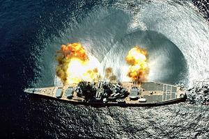 USS Iowa (BB-61) lors d'un exercice de tir près de Vieques Island, Porto Rico, le 1er juillet 1984.