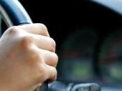 enfant prend volant pour déposer mère dans