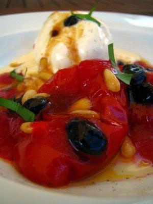 La recette extraordinaire : confit de tomates, fruits secs coulis de poivron aux framboises