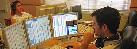 Les postes de travail sont équipés avec des logiciels professionnels de trading. (DR)