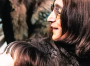 John Lennon fils qu’il veille chaque fois voit plume blanche.