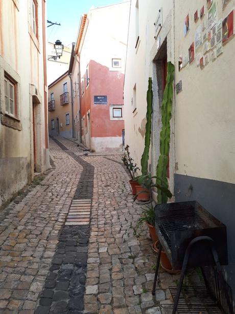 Ruelle pavée et maisons dans l'Alfama - Lisbonne