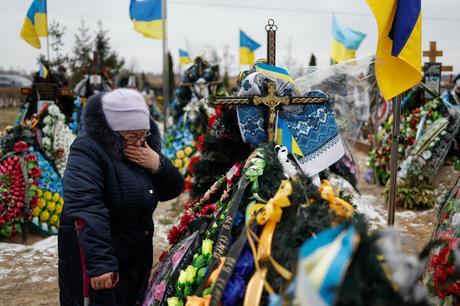 Mariia réagit près de la tombe de son fils Vasyl Kurbet, membre du service ukrainien tué dans un combat contre les troupes russes, le jour du premier anniversaire de l'attaque de la Russie contre l'Ukraine, dans un cimetière de la ville de Bucha, à l'extérieur de Kiev, en Ukraine, le 24 février , 2023. REUTERS/Valentin Ogirenko