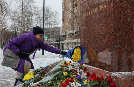 Un visiteur place des fleurs sur un monument au poète ukrainien Lesya Ukrainka à l'occasion du premier anniversaire du début de la campagne militaire russe en Ukraine, à Moscou, Russie, le 24 février 2023. REUTERS/Stringer