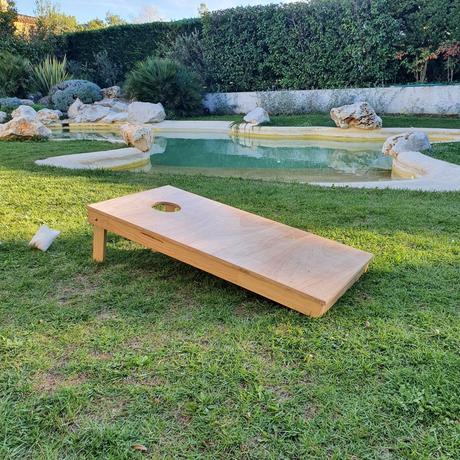 Le cornhole est un jeu très populaire qui consiste à lancer des sacs remplis de maïs sur une planche située en face du joueur. Le but du jeu est de marquer des points en lançant les sacs dans le trou situé au centre de la planche. Le cornhole est un jeu très populaire qui consiste à lancer des sacs remplis de maïs sur une planche située en face du joueur. Le but du jeu est de marquer des points en lançant les sacs dans le trou situé au centre de la planche.