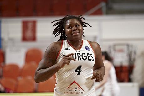 Géante. Les matchs de ma vie : la basketteuse Isabelle Yacoubou dunke la vie Bourges : La série noire d'Isabelle Yacoubou | Basket Europe