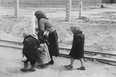 Femme avec enfants à Auschwitz II 
