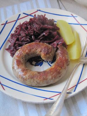Chou rouge cuit, saucisses confites et pommes de terre à la suédoise