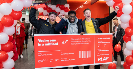 PLAY A ACCUEILLI SON MILLIONIÈME PASSAGER EN LUI OFFRANT DES VOLS À VIE PLAY A ACCUEILLI SON MILLIONIÈME PASSAGER EN LUI OFFRANT DES VOLS À VIE