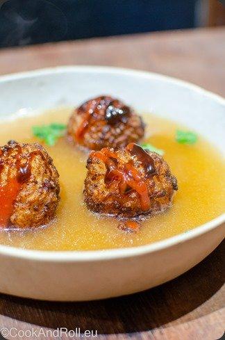 Bouillon d'os aux boulettes de riz frit Bouillon d'os aux boulettes de riz frit