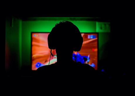 Un gamer en train de jouer aux jeux vidéo