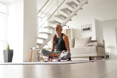 Seulement 6 minutes d'exercice intense pourraient suffire à retarder l'apparition de la maladie d'Alzheimer (Visuel Adobe Stock 431379488)