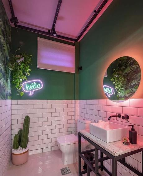 salle de bain deco végétale design tendance neon rose mur vert