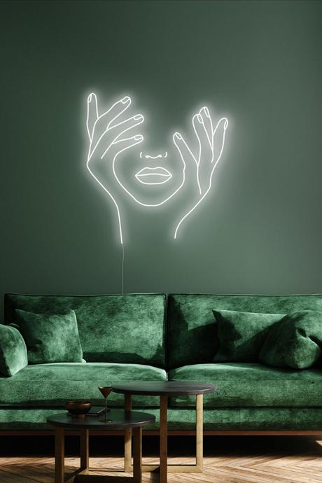 deco intérieure salon feutré contemporain neon abstrait blanc canapé vert parquet bois