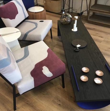 Un week-end à Deauville au coeur d’une maison typique boutique salon table bois noire parquet bois fauteuil colore