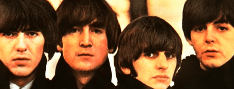 Les Beatles décrivent l’origine de leur coiffure “en brosse”.