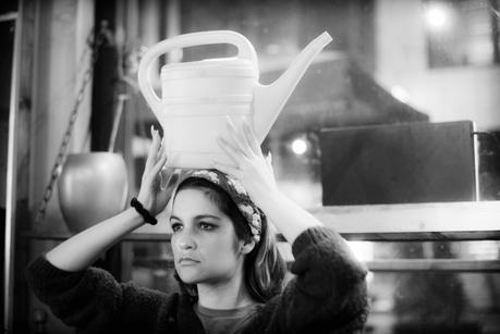 Ana Carina dans un café et avec un arrosoir