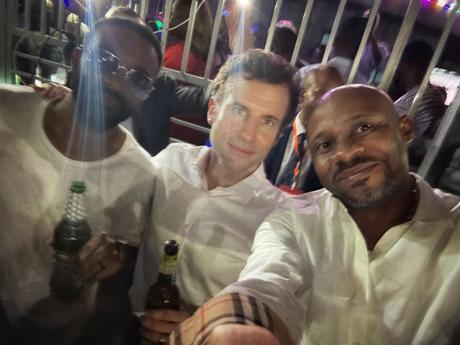 En revanche, avec certaines personnes, il peut se révéler très ... accessible. Quant à son regard, jamais il n'a regardé les français comme cela.