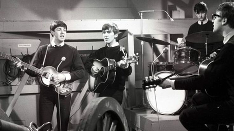 John Lennon n’a jamais oublié 1 mauvaise critique de “From Me to You” des Beatles