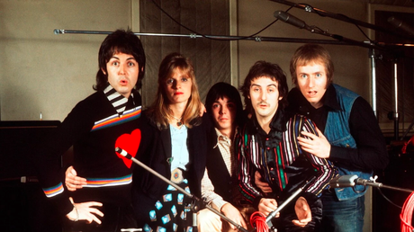 Paul McCartney n’interprète pas toujours le deuxième couplet ou ce qu’il appelle l’adieu à la mafia de Richard Nixon dans “Junior’s Farm”. Paul McCartney n’interprète pas toujours le deuxième couplet ou ce qu’il appelle l’adieu à la mafia de Richard Nixon dans “Junior’s Farm”.