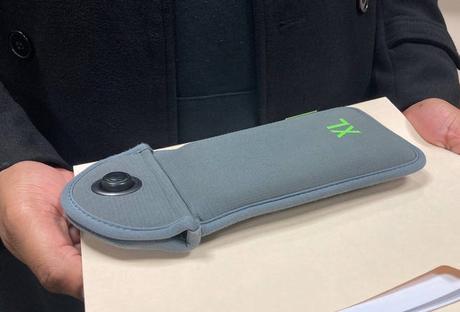 La politique de l’AP du conseil du comté d’Erie sur les téléphones portables pourrait enfreindre la loi sur le soleil Une pochette verrouillable Yondr est fournie aux visiteurs du palais de justice du comté d'Erie pour enfermer les téléphones portables.