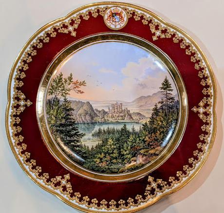 Teller mit Alpsee und Schloß Hohenschwangau — ca. 1842/ 1843 — Assiette décor peint château de Hohenschwangau et l'Alpsee