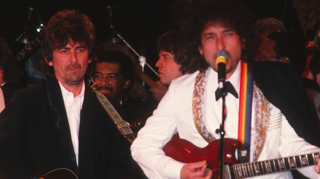 Bob Dylan a déclaré que George Harrison aurait pu devenir “aussi grand que n’importe qui” s’il n’avait pas fait partie des Beatles.