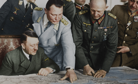 APOCALYPSE :quand la série documentaire d'Isabelle Clarke et Daniel Costelle devient un beau livre ! APOCALYPSE_LE_CREPUSCULE_DHITLER_-_LE_DERNIER_ACTE_-_EPISODE_2