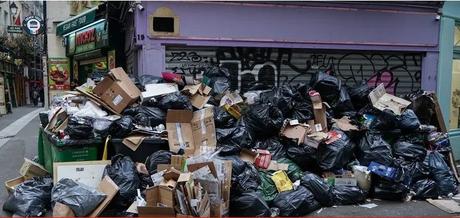 L'amoncellement de poubelles à Paris, symbole de la France grévicole
