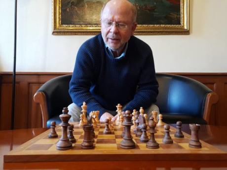 Le maire de Chartres défie 350 élèves aux échecs