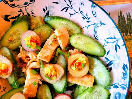 Salade de concombre, frauxmage grillé et pommes de terre mimosa